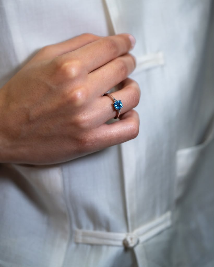 D'ORO blue stone ring worn with a white linen shirt